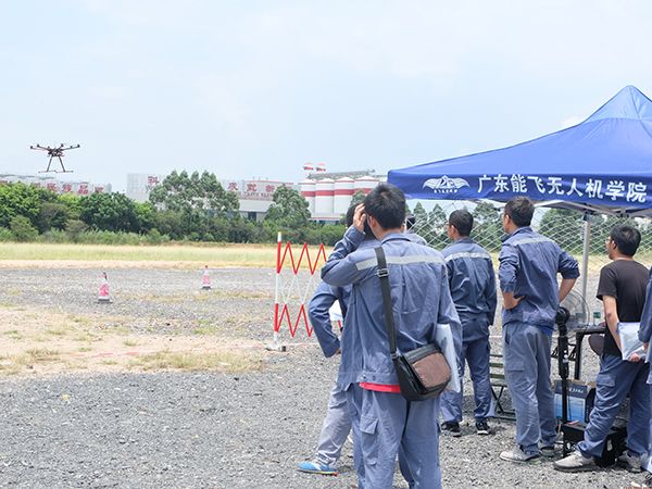 西安无人机如何帮助园丁运送园艺工具